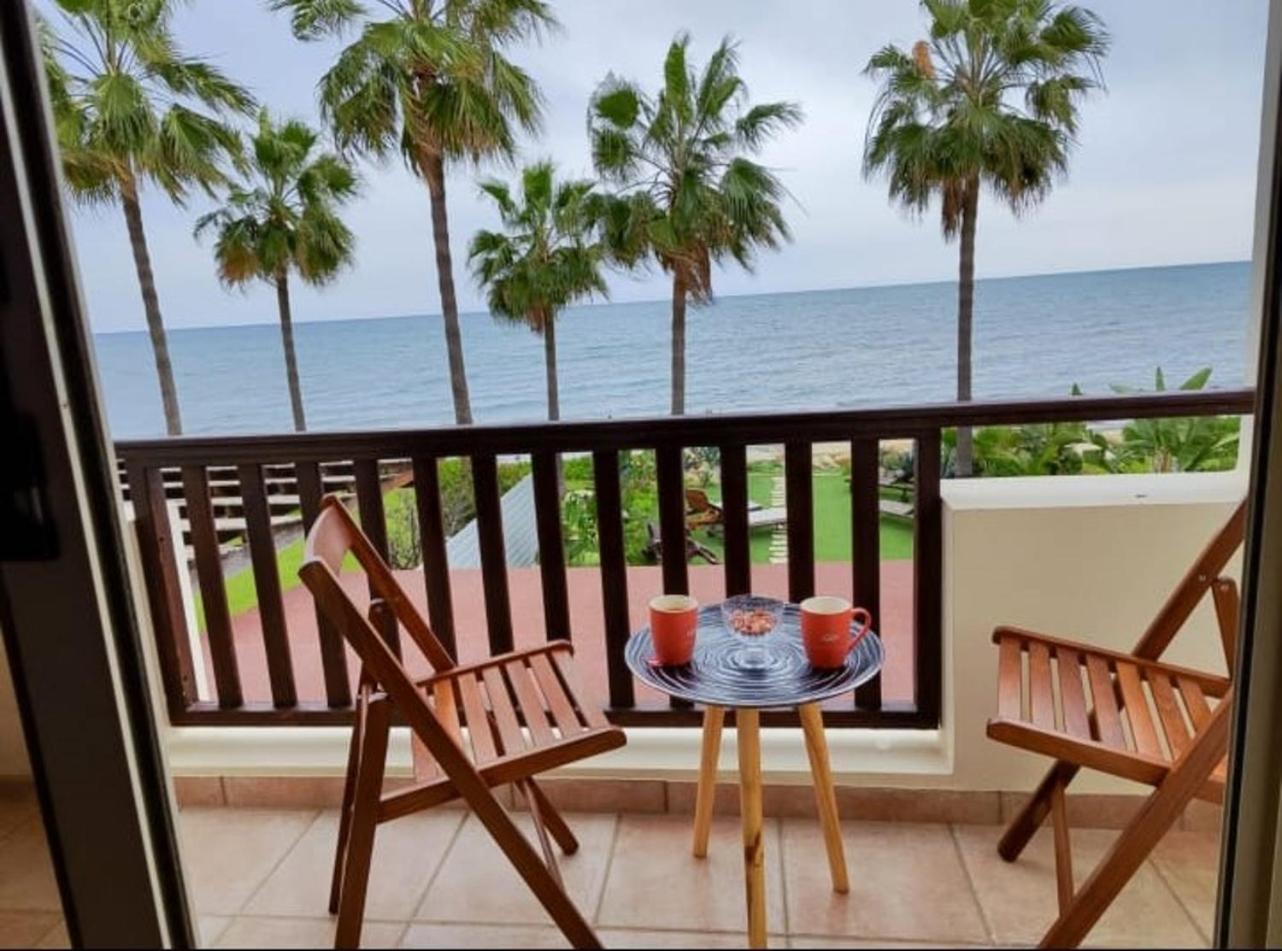 Beachfront Villa Carpe Diem Kiti エクステリア 写真
